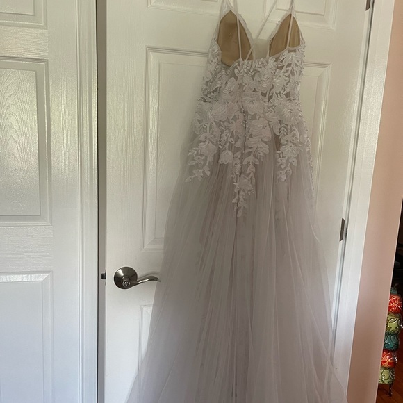 Brand new wedding dress - Picture 2 of 12
